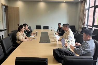 图三  学校领导及各系部负责人召开反馈讨论会