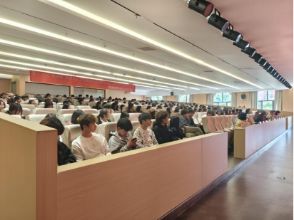 图四  学生认真聆听宣讲